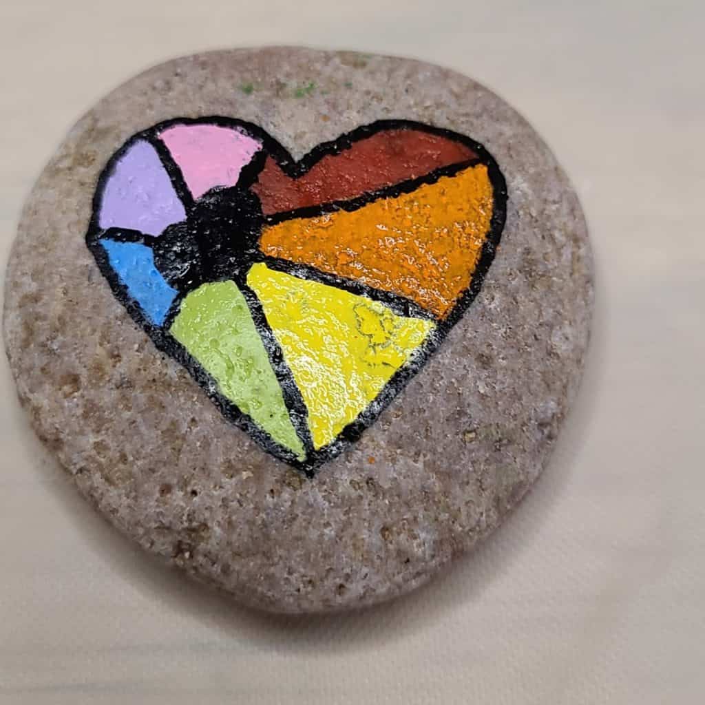 Painting a heart rock - outline the colors