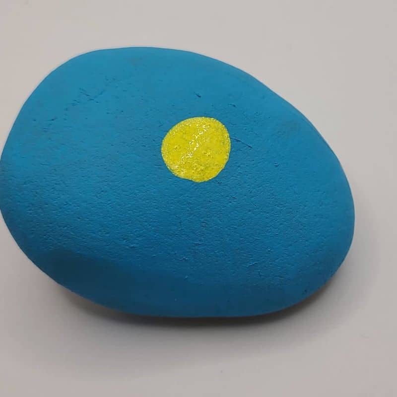 Daisy painted rocks 1a