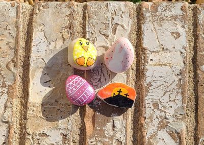 How to Make Easy Easter Painted Rocks