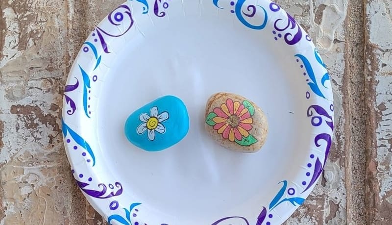 2 Easy Daisy Painted Rocks